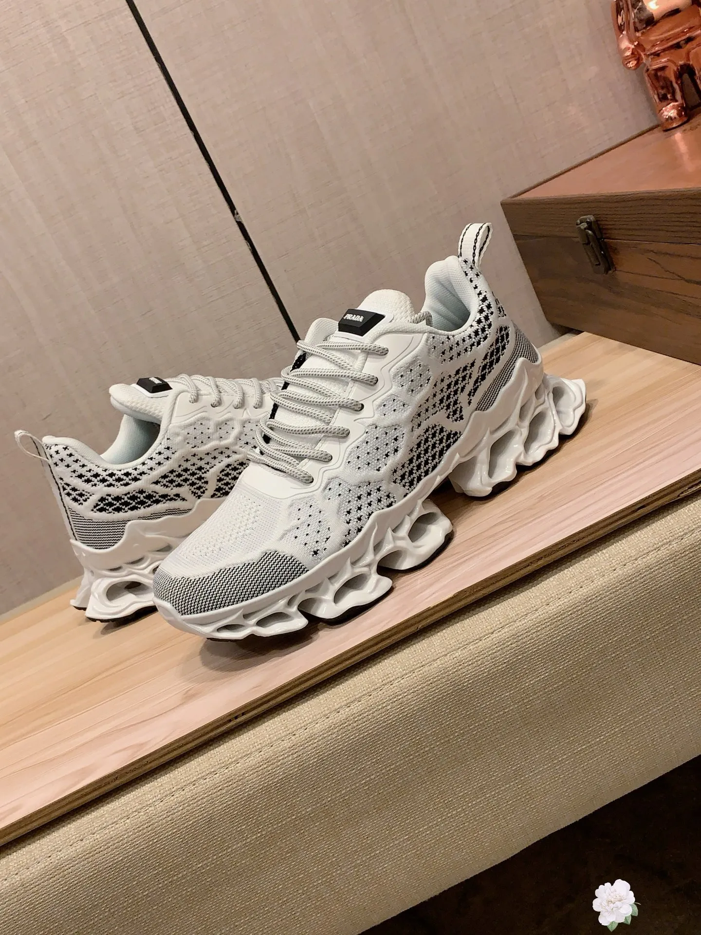 Men's men's shoes💰460💰💰🎩🎩[Lightning][Lightning] "PRADA*" The latest and most popular casual shoes, top brand [seduce] luxury ~ purchasing agency, top ~ quality. [Strong] The upper is made of imported breathable fly weave material ➕ breathable sheepskin feet (•) with fine workmanship. The original stylish and stylish soft rubber wear-resistant and non-slip outsole is light and comfortable on the feet. The real thing looks better when photographed. 004: Size: 38-44, 3️⃣ colors selected